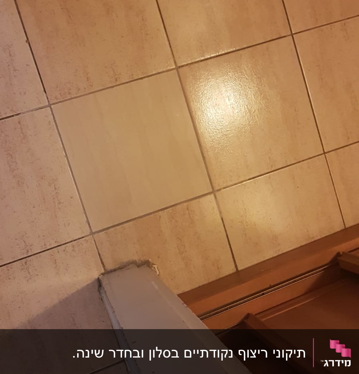 רצפת אריחים עם קיר צבוע ולוח עץ